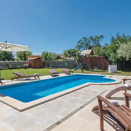 Gorgeous Home In Cabrunici With Wifi *