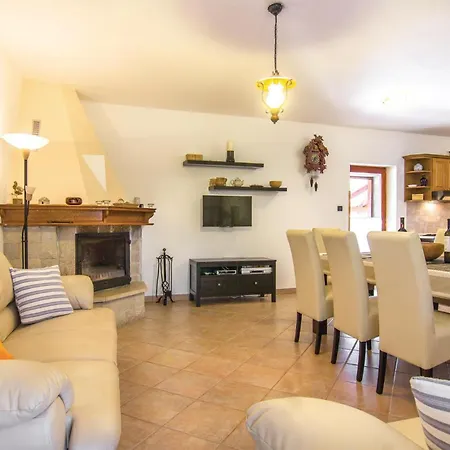 Gorgeous Home In Cabrunici With Wifi Cabrunici