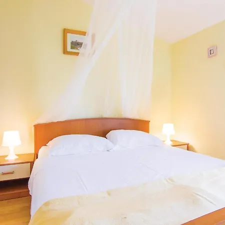 Gorgeous Home In Cabrunici With Wifi * Cabrunici