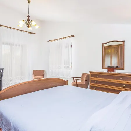 Gorgeous Home In Cabrunici With Wifi *