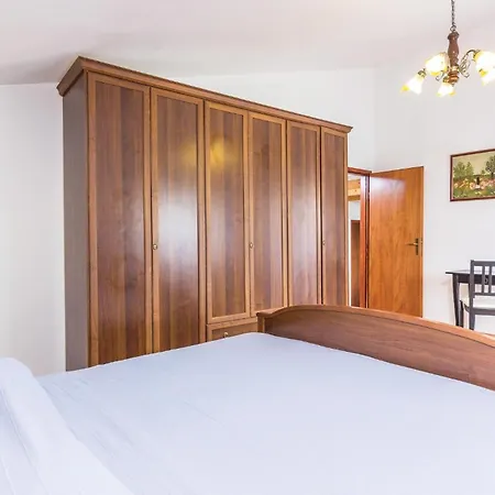 Gorgeous Home In Cabrunici With Wifi Holiday home *