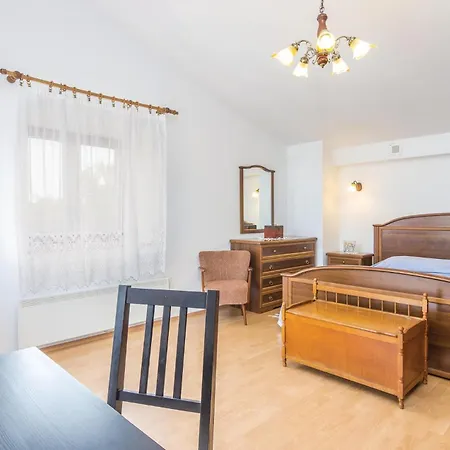 Gorgeous Home In Cabrunici With Wifi Cabrunici
