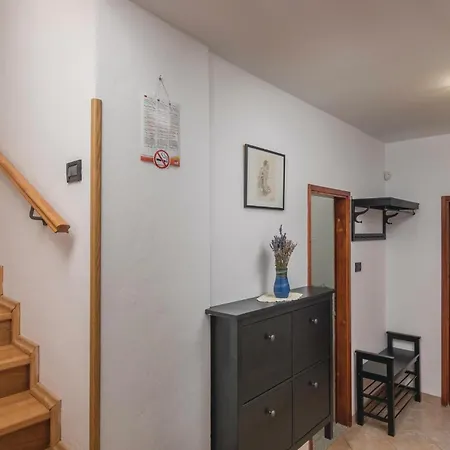 Gorgeous Home In Cabrunici With Wifi * Cabrunici