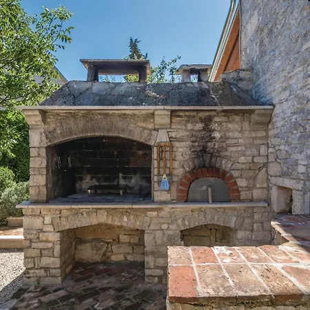 Gorgeous Home In Cabrunici With Wifi Cabrunici