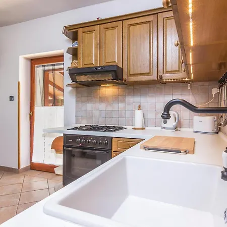 Gorgeous Home In Cabrunici With Wifi *